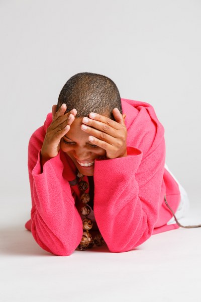 Sabina mit Händen am Kopf