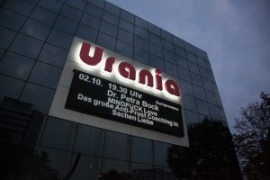 Urania Berlin: Leuchtreklame