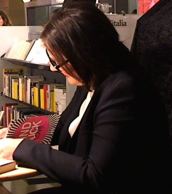 Petra Bock beim Signieren