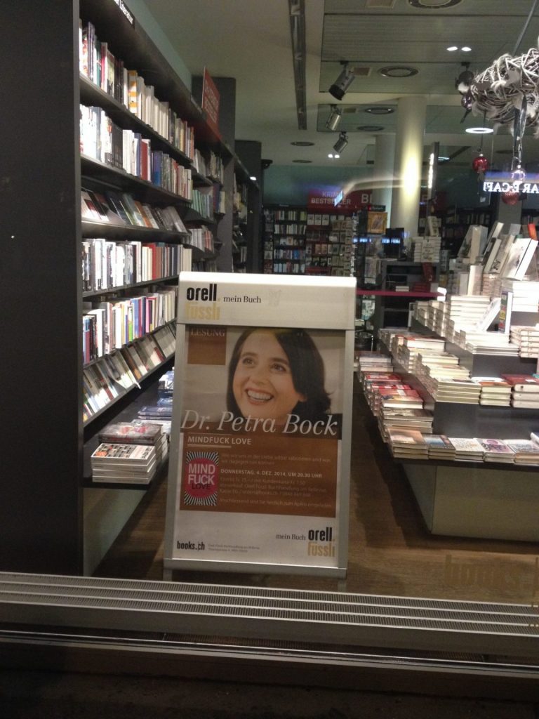 Plakat Lesung von Petra Bock im Schaufenster Orell Füssli