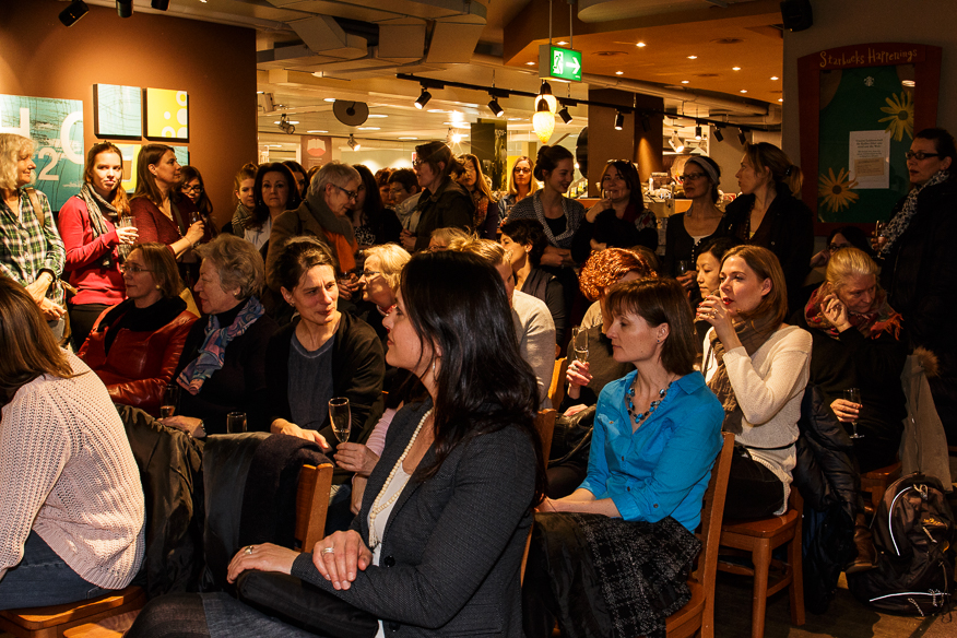 Wartende Frauen an der Nacht der Frau 2015