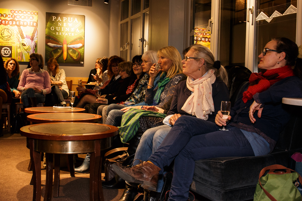 Wartende Frauen im Starbucks an der Nacht der Frau 2015