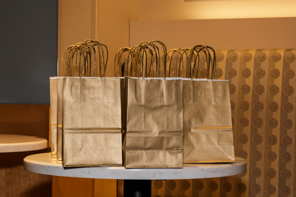 Goldene Geschenktüten auf einem Tisch