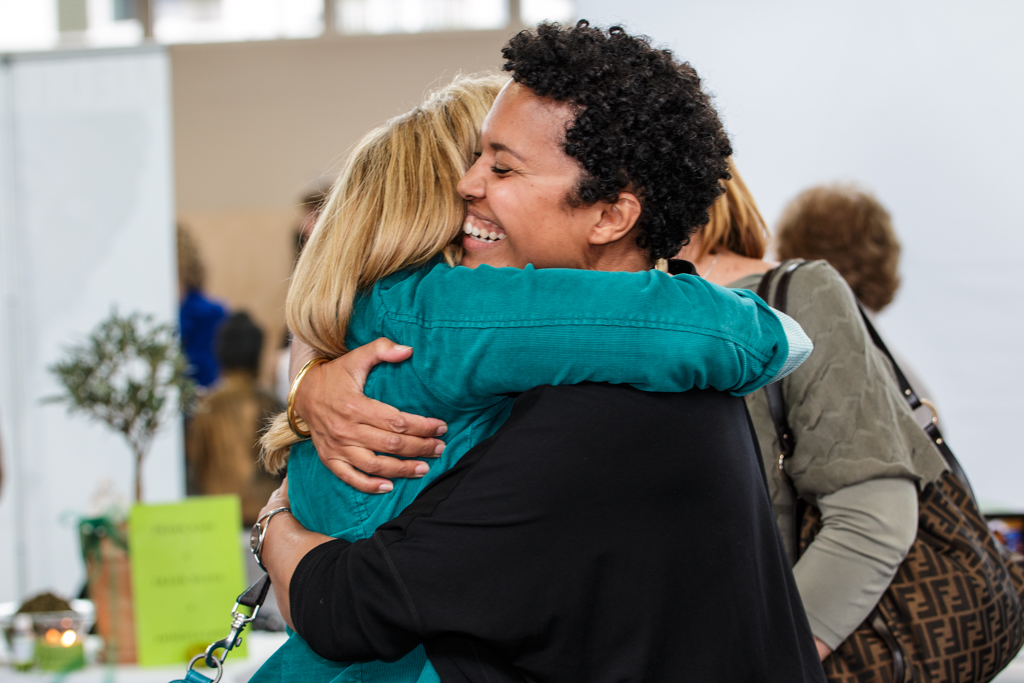 Frauenmesse 2015 Sabina umarmt eine Kollegin