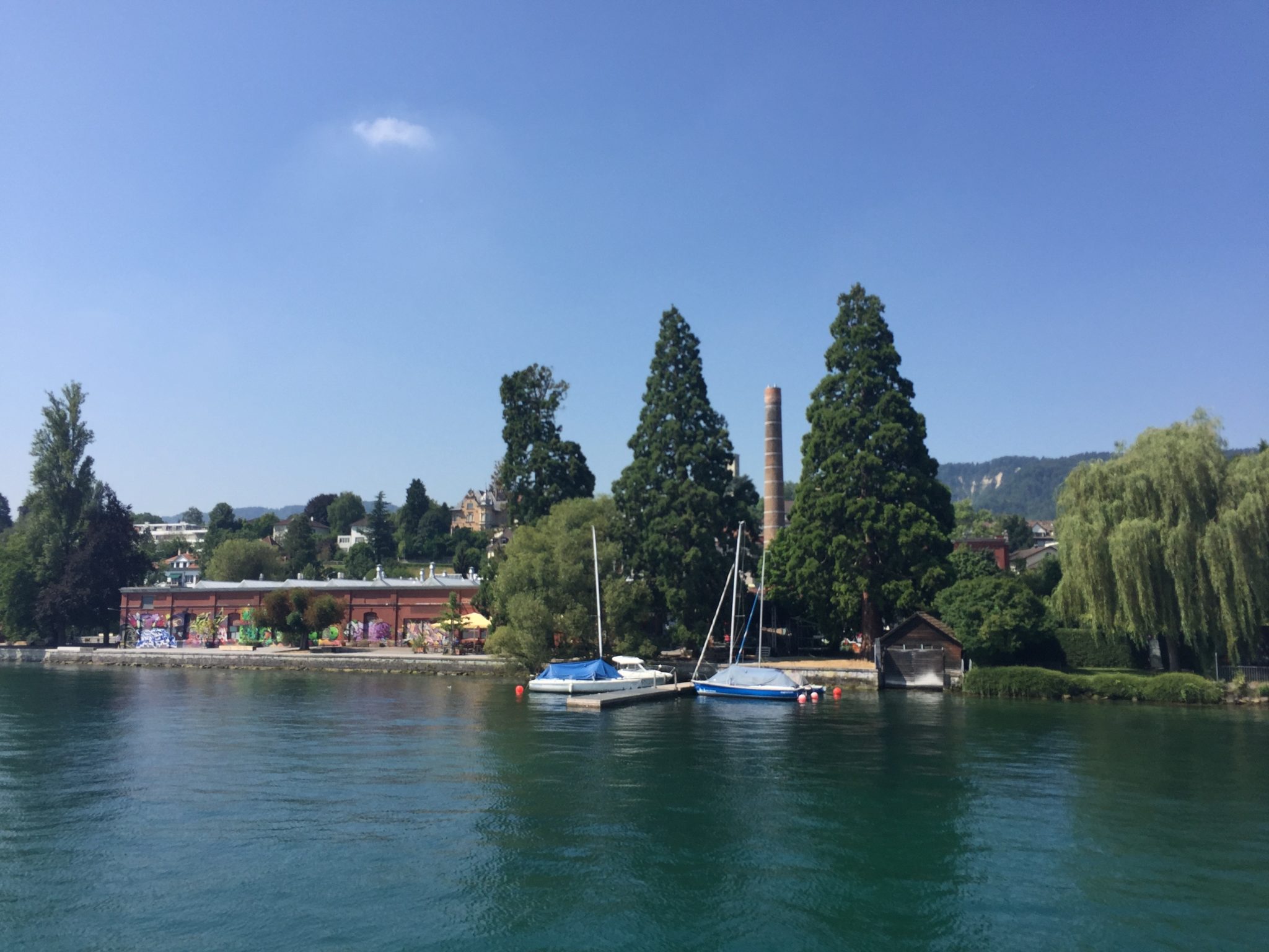 Rote Fabrik Wollishofen sichtbar vom Schiff aus